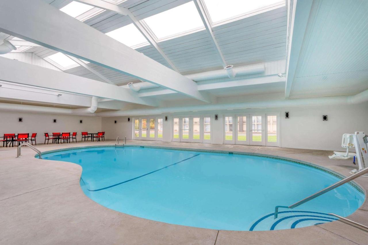 Ramada By Wyndham Hartford North - Bradley Airport Hotel Windsor Locks Exterior photo
